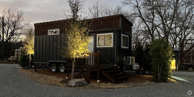 Cute  TINY HOME  with beautiful Landscaping - 931 Pecan Point Ln