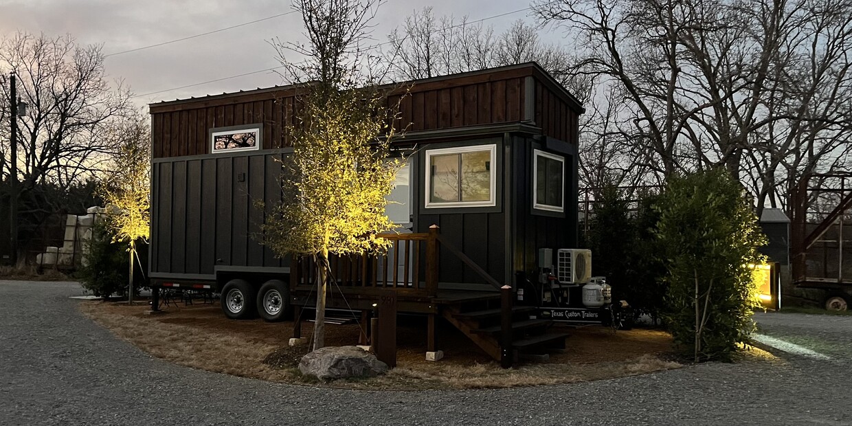 Cute TINY HOME with beautiful Landscaping - 931 Pecan Point Ln