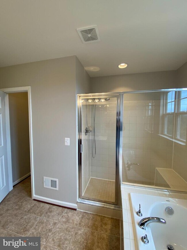 Building Photo - 112 Splendor Garden Way