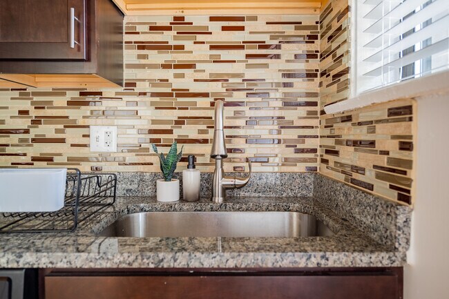 Foto del edificio - 2989 N Lawndale Ave