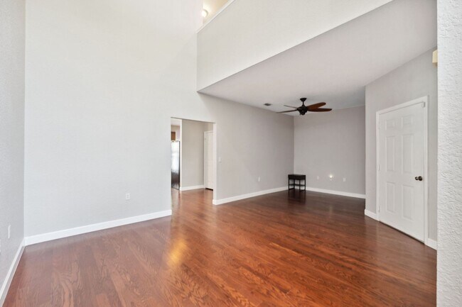 Foto del edificio - Beautiful, spacious 3-bedroom, 2.5-bath to...