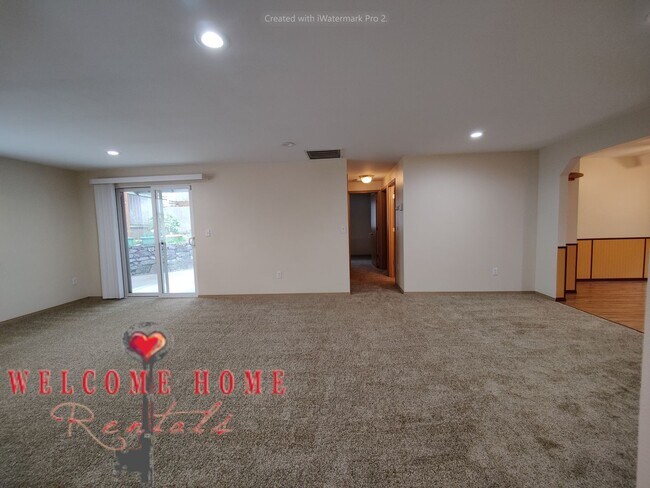 Building Photo - Great rambler WITH AIR CONDITIONING in est...