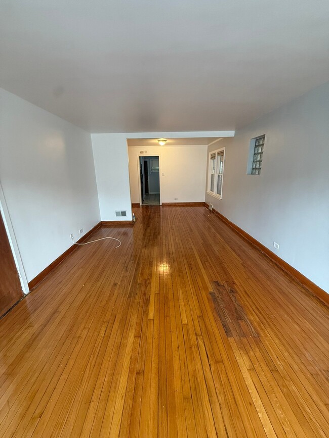 Building Photo - 7827 S Ridgeland Ave
