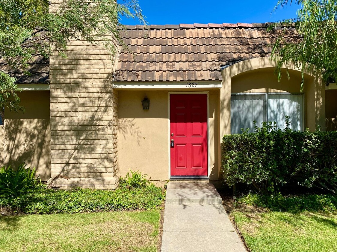 Primary Photo - Charming single-level 3b/2b townhouse in t...