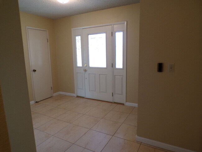 Building Photo - 3 bedroom 2 Barh Home Close to Vintage Faire Mall