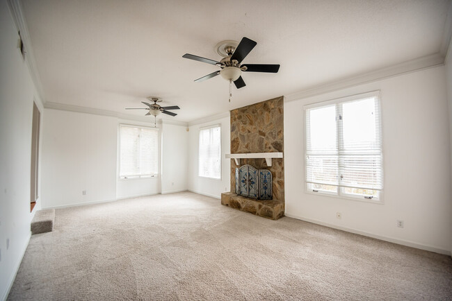 Building Photo - 6815 Raintree Dr