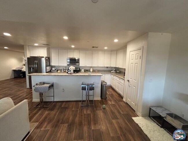 Foto del edificio - 916 Fieldbrook Ct
