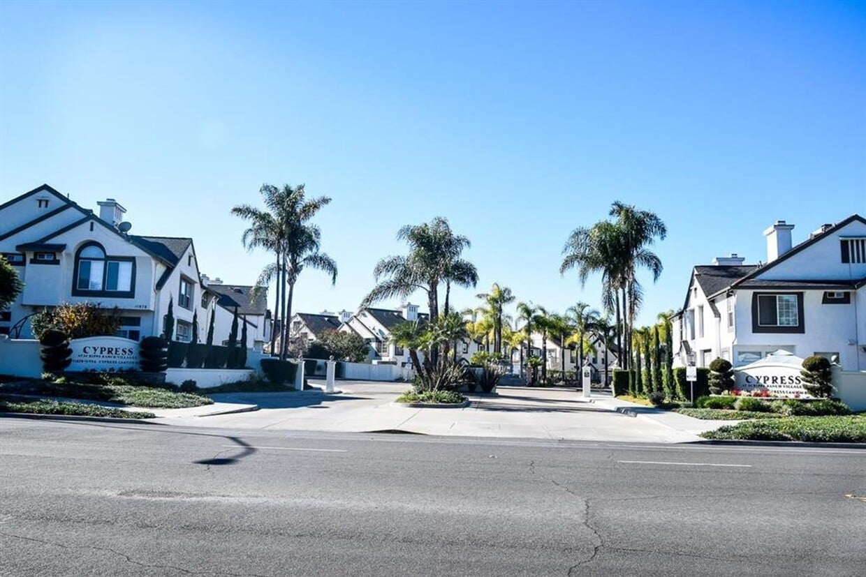 Primary Photo - 2 Bedroom 2 Bath Condo with attached garage!
