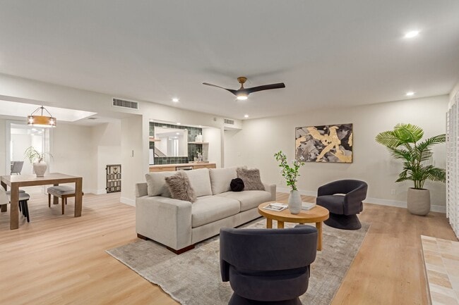 Foto del edificio - Charming 3-Bedroom Mid-Century Gem in the ...