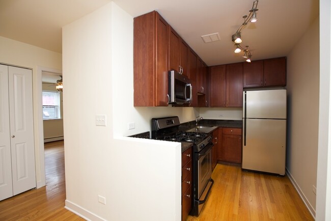 Building Photo - 628 W Wrightwood Ave