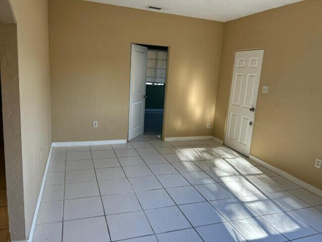 Building Photo - 4246 Minoso St