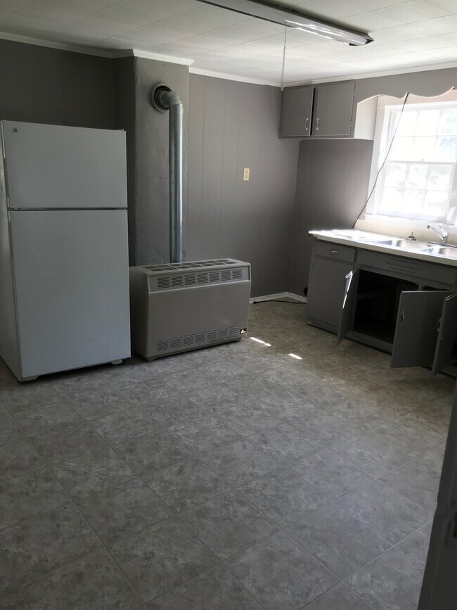Foto del edificio - 2 BED, 1 BATH HOME IN TROY, $850 MONTH, $8...