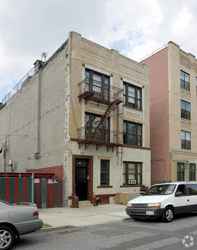 Primary Photo - 469 Riverdale Ave