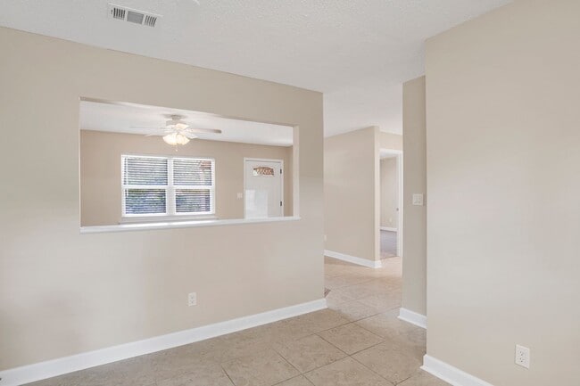 Building Photo - Beautifully Renovated Duplex with Private ...