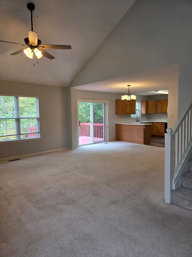 Sala/comedor a cocina - 2120 S Azalea Ln