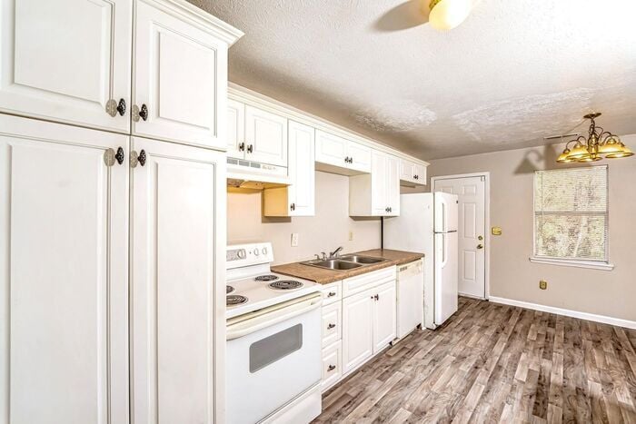 Primary Photo - 248 Foxglen Rd