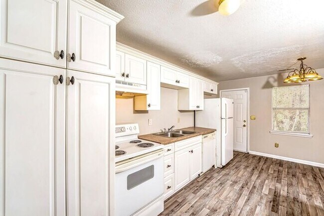 Foto del edificio - 248 Foxglen Rd