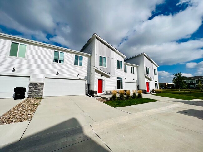 Building Photo - 327 NE Otter Dr