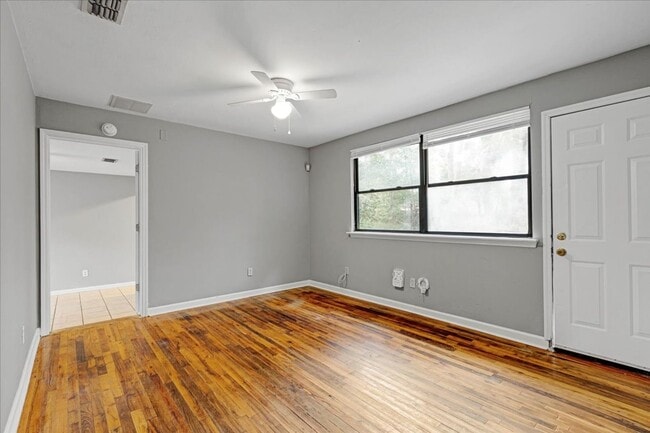 Foto del edificio - 3 bed 2 Bath house with fenced-in yard on Pepper dr! Available now!