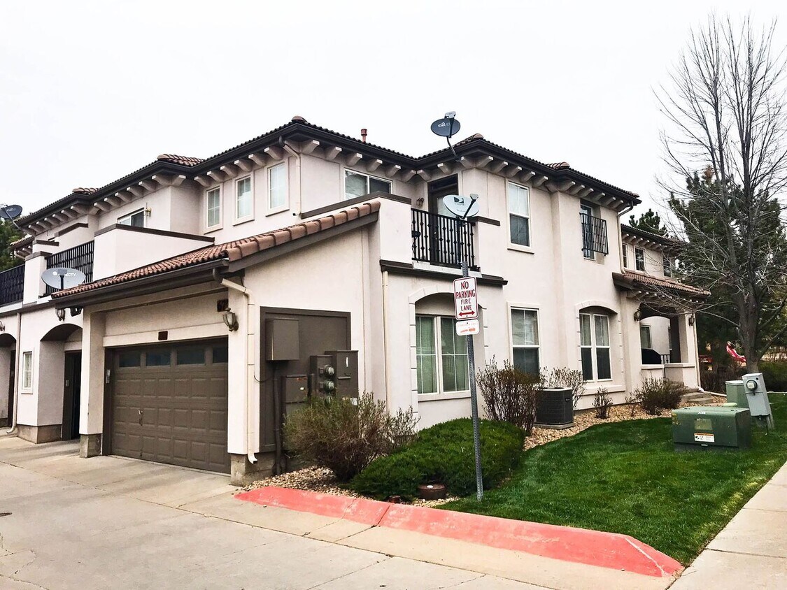 Foto principal - Dream Location! Attached 2 Car Garage!