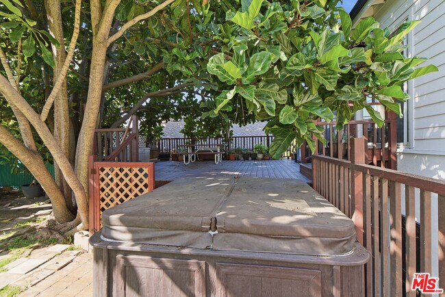 Foto del edificio - 1301 Angelus Ave