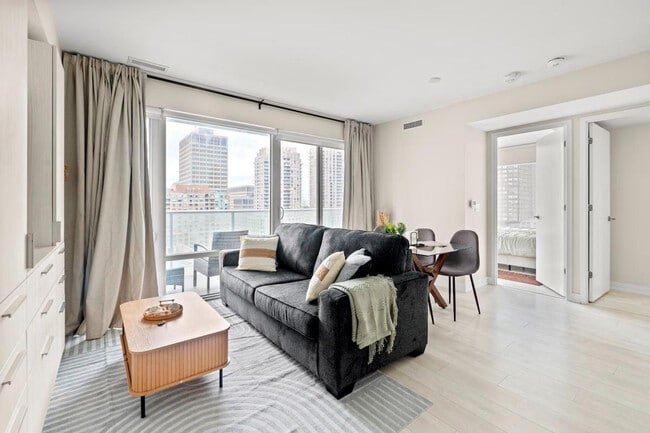 Building Photo - 501 Yonge St