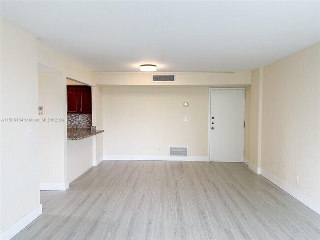 Foto del edificio - 2715 Tigertail Ave