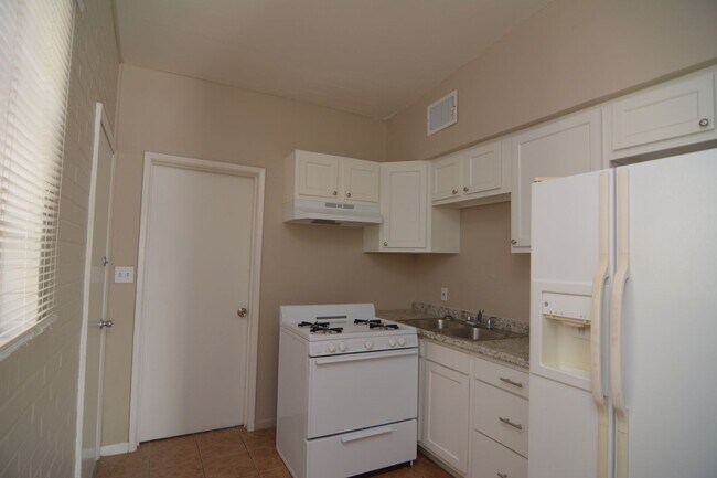 Building Photo - Great South Tucson Location! Charming 1 Be...