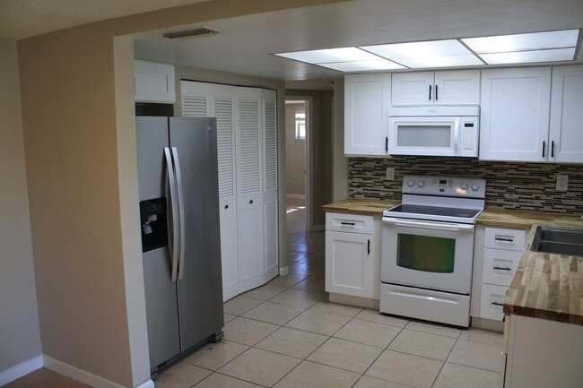 Foto del edificio - Updated 3 bed 1.5 bath in New Port Richey