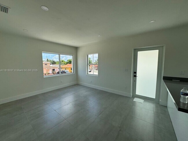 Foto del edificio - 341 E 14th St