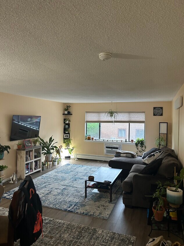 10 Hallmark Gdns Unit 4, Burlington, MA 01803 Condo for Rent in