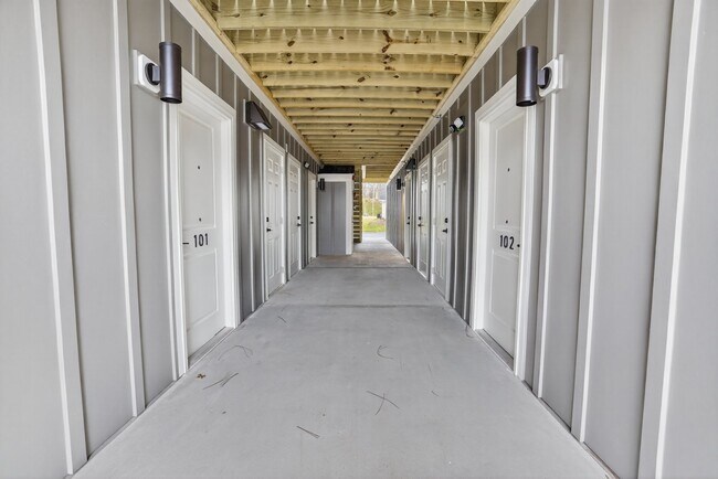 Foto del edificio - 7055 Hanesbrook Cir