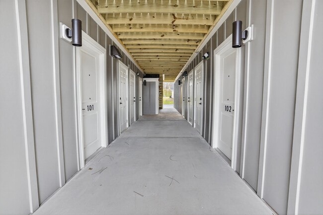 Building Photo - 7055 Hanesbrook Cir