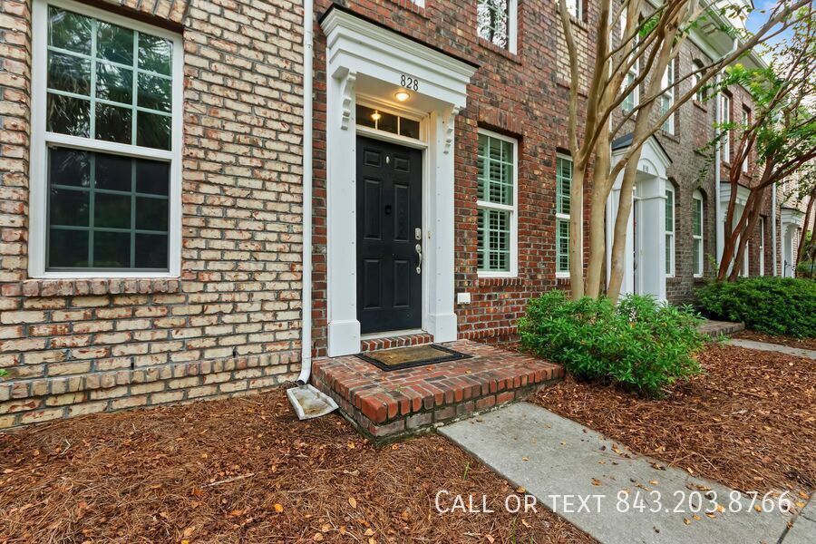 Primary Photo - 828 Rue Dr