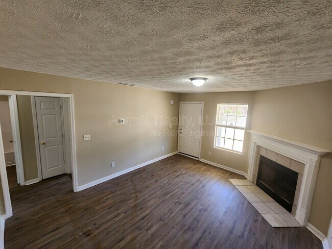 Foto del edificio - 5477 Denny Dr