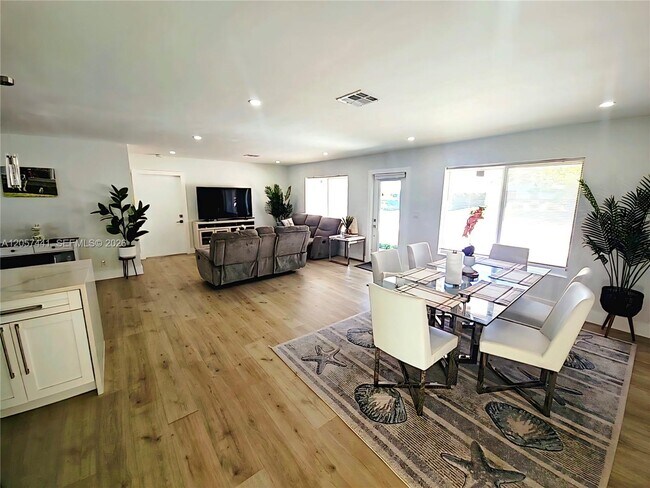 Foto del edificio - 1430 NE 53rd Ct