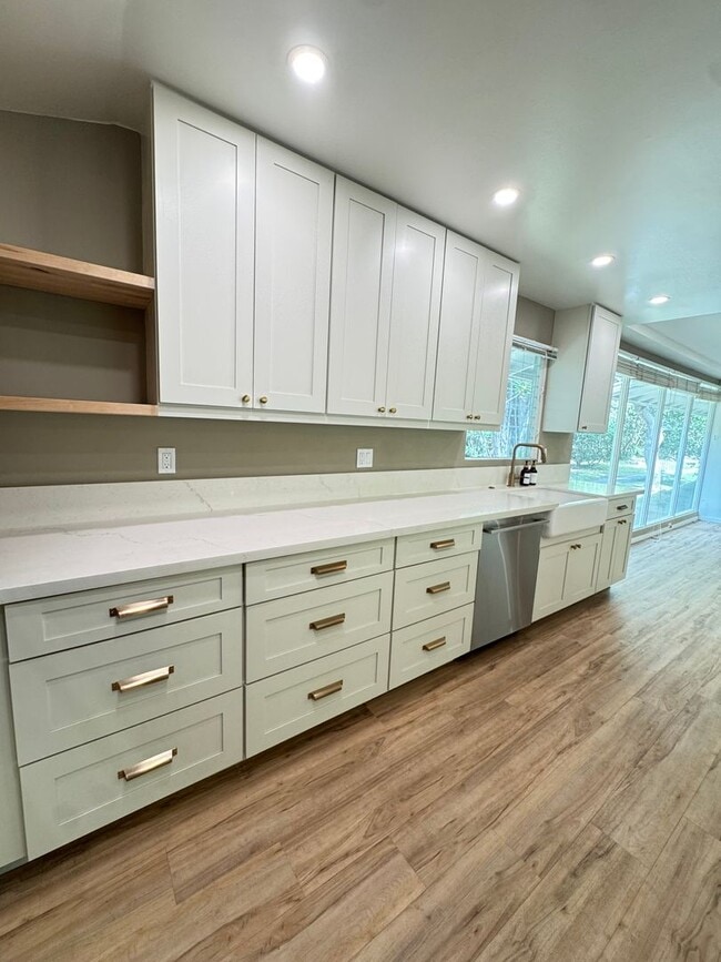 Building Photo - 3 BED, 2 BATH, 2 Parking with AC- Kalani I...