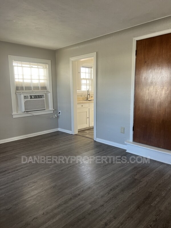 Foto del edificio - 4621 S Detroit Ave