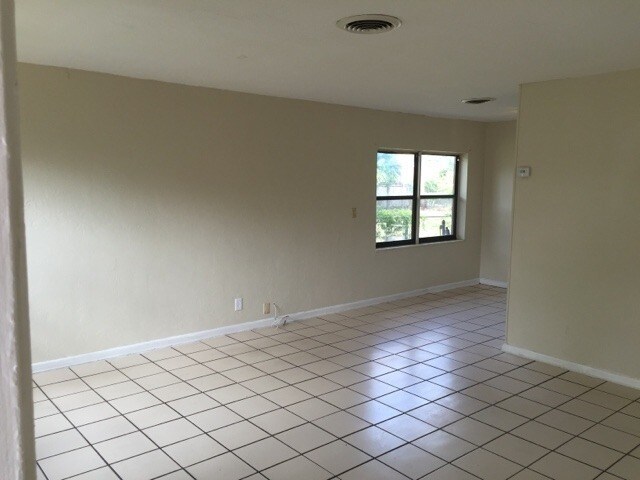 Foto del edificio - 3-2 House with Central air and carport !