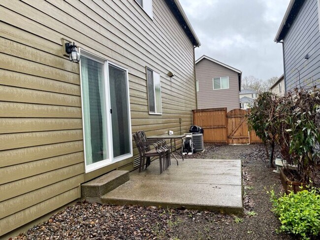 Building Photo - Modern 3+ Bedroom Home for Rent!