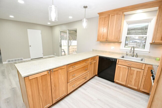 Foto del edificio - Inground swimming pool, 3 bedroom 1.5 bath home in South Bend IN