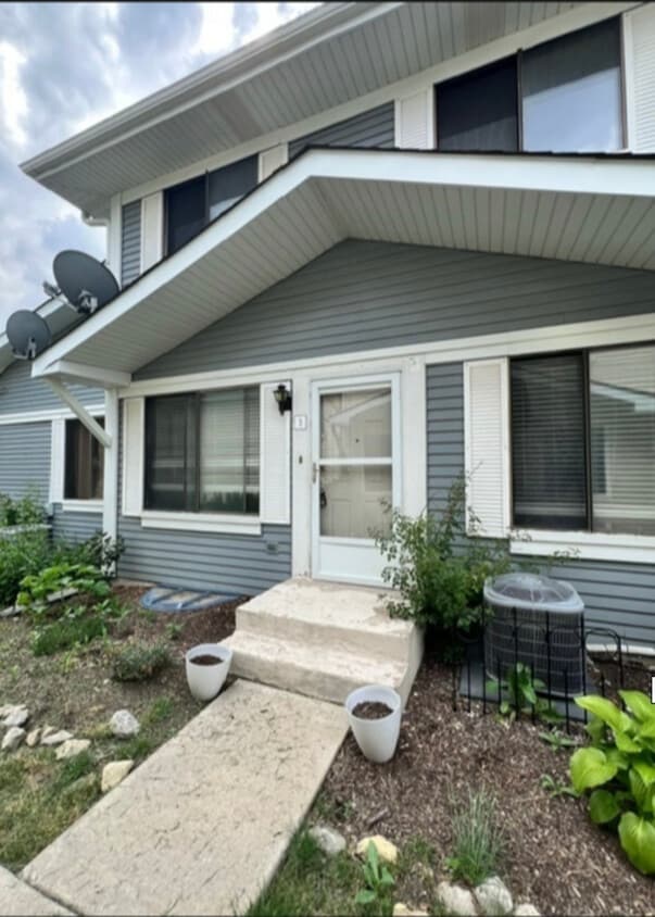 Primary Photo - 2S763 Winchester Cir E