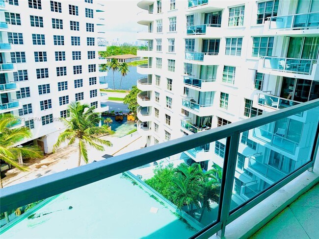 Foto del edificio - 5151 Collins Ave