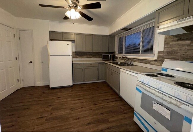 Foto del edificio - 2363 E Maple Rd