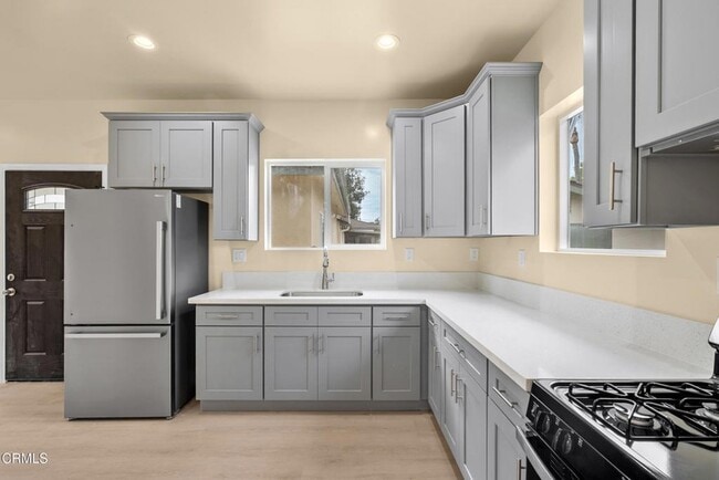 Building Photo - 148 S Parish Pl