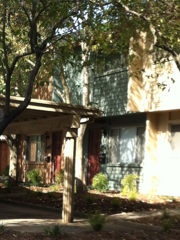 Foto principal - $500 OFF FIRST MONTH'S RENT-Two Story Cond...