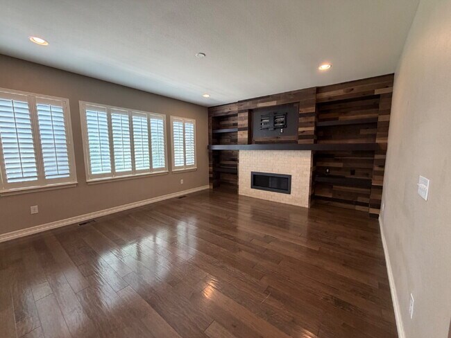 Foto del edificio - "Luxurious 5-Bedroom Haven in Broomfield with Stunning Granite Finishes & Cozy Fireplace!"