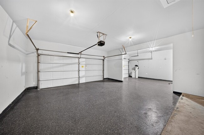 Building Photo - 12360 N Chestnut Hls Dr