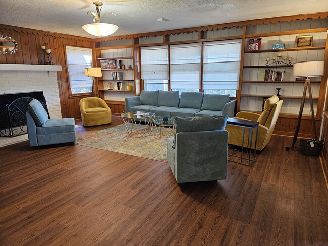 Building Photo - 1857 E Holmes Rd