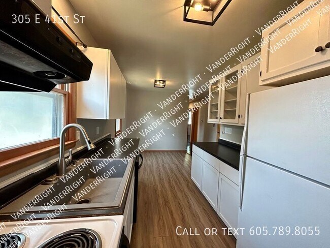 Building Photo - Gorgeous 4 Bedroom 2 Bathroom With Fenced ...